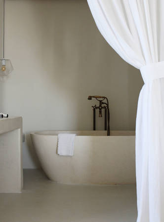 Koukoumi Vegan Hotel deluxe suite bathtub